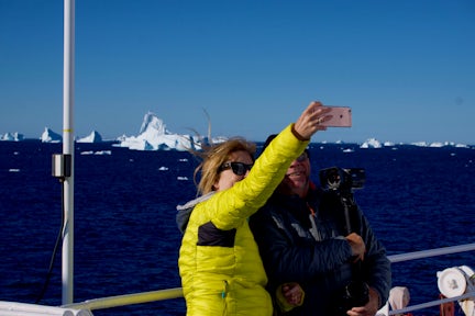 People-Selfie-Icebergs